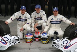 BMW Sauber fotoğraf çekimi: Jacques Villeneuve, Robert Kubica ve Nick Heidfeld pose ve BMW Sauber ta