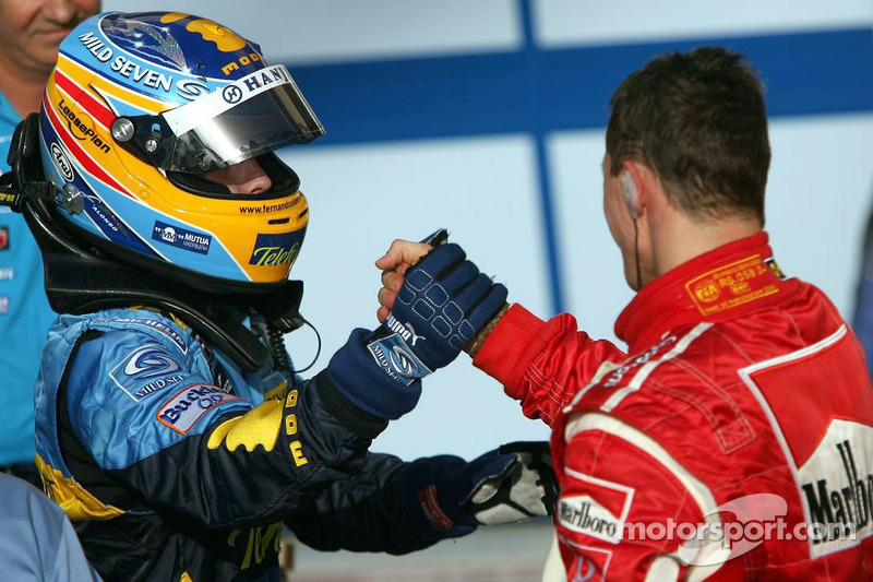 Ganador de la carrera Fernando Alonso felicitado por Michael Schumacher