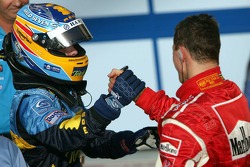 Yarış galibi Fernando Alonso congratulated by Michael Schumacher