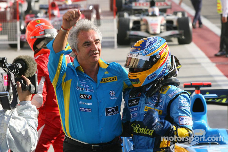 Ganador de la carrera Fernando Alonso celebra con Flavio Briatore