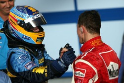 Yarış galibi Fernando Alonso congratulated by Michael Schumacher