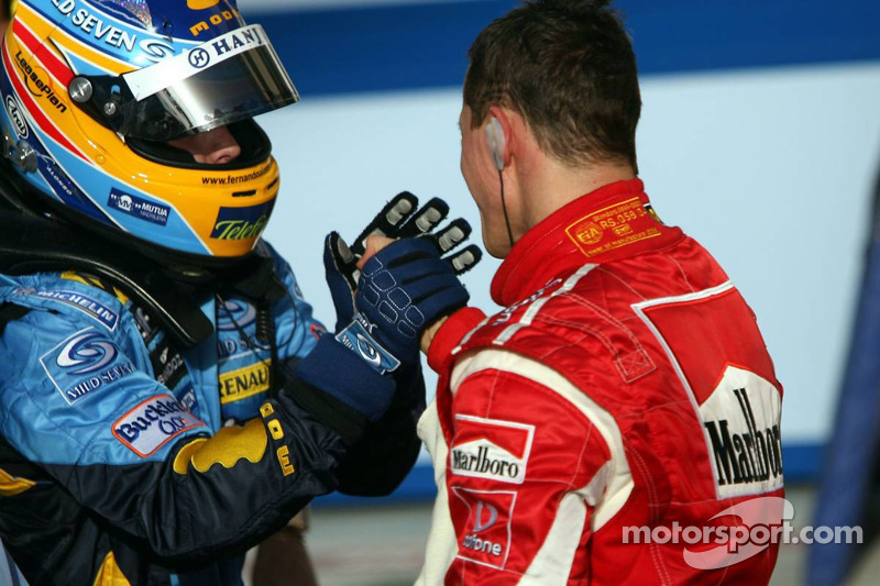 Ganador de la carrera Fernando Alonso felicitado por Michael Schumacher