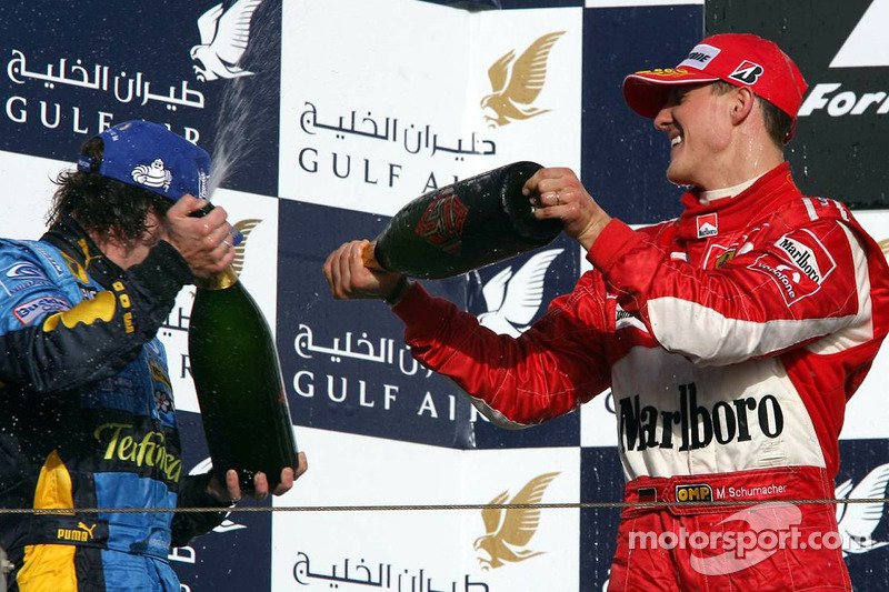 Podio: champagne para Fernando Alonso y Michael Schumacher