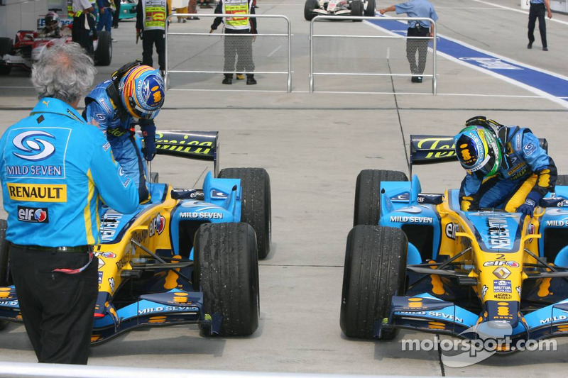 Ganador de la carrera Giancarlo Fisichella con Fernando Alonso en Parc Fermé