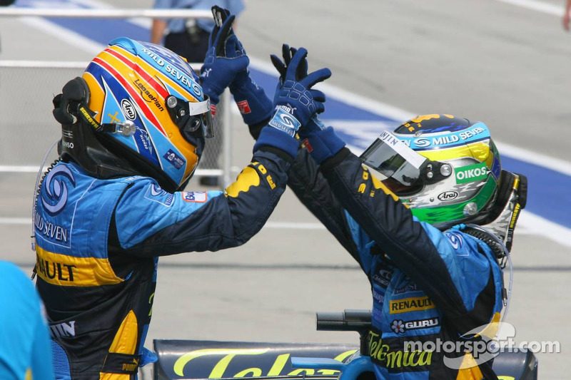 Yarış galibi Giancarlo Fisichella kutlama yapıyor ve Fernando Alonso