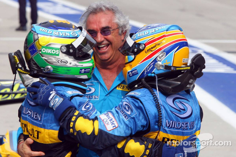 Yarış galibi Giancarlo Fisichella kutlama yapıyor ve Fernando Alonso ve Flavio Briatore