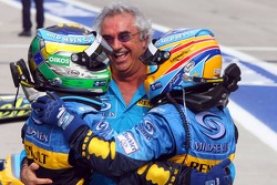 Yarış galibi Giancarlo Fisichella kutlama yapıyor ve Fernando Alonso ve Flavio Briatore