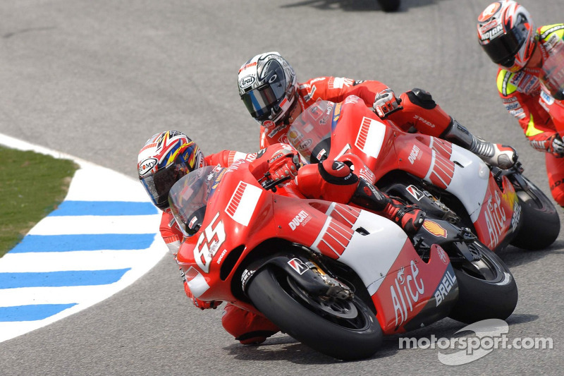 Start: Loris Capirossi e Sete Gibernau davanti a tutti
