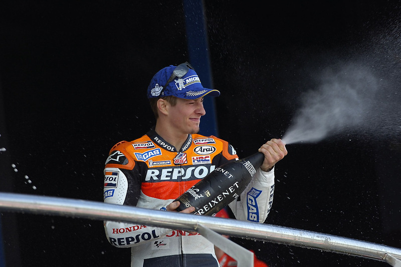 Podium: champagne para Nicky Hayden