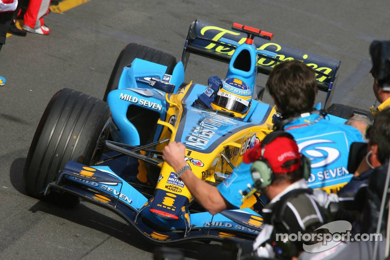 Yarış galibi Fernando Alonso enters Parc Ferme