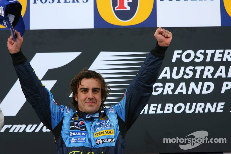 Podio: el ganador de la carrera Fernando Alonso celebrando