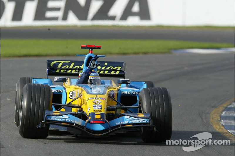 Yarış galibi Fernando Alonso kutlama yapıyor
