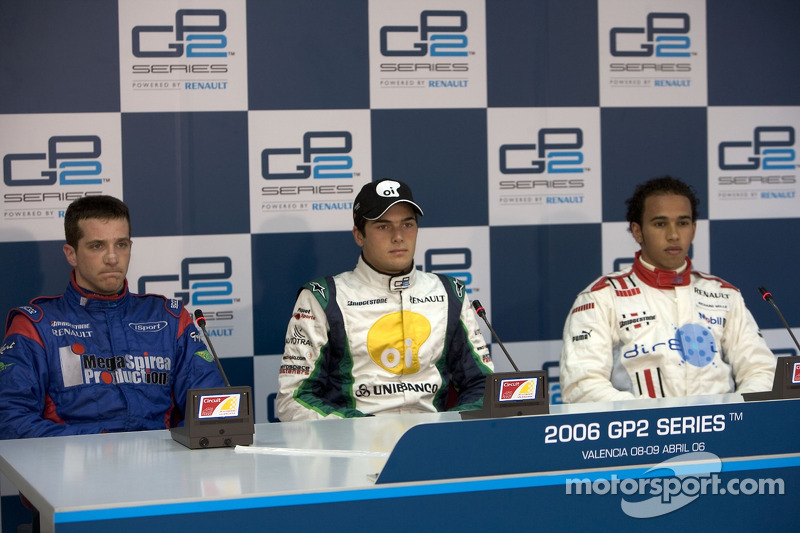 Nelsinho dando entrevista ao lado de Lewis Hamilton
