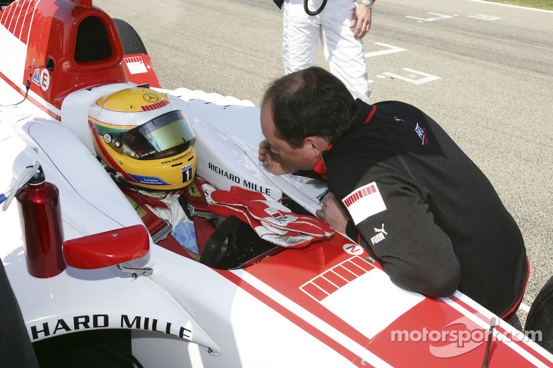 Lewis Hamilton talks to Frederic Vasseur