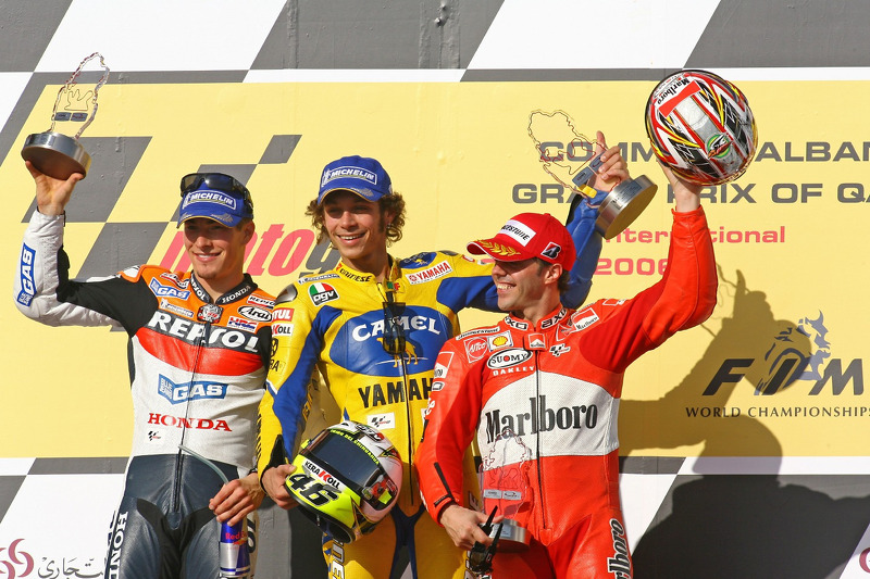 Podio: ganador de la carrera Valentino Rossi, segundo lugar Nicky Hayden y tercer lugar Loris Capirossi