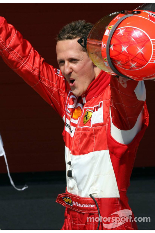 Ganador de la pole Michael Schumacher celebra