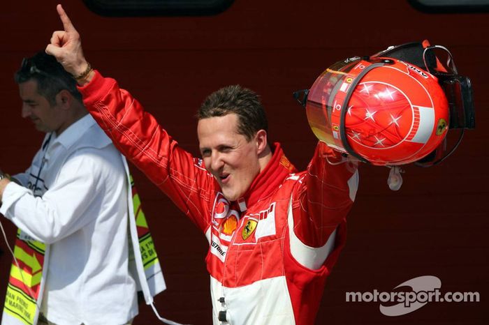 Ganador de la pole Michael Schumacher celebra