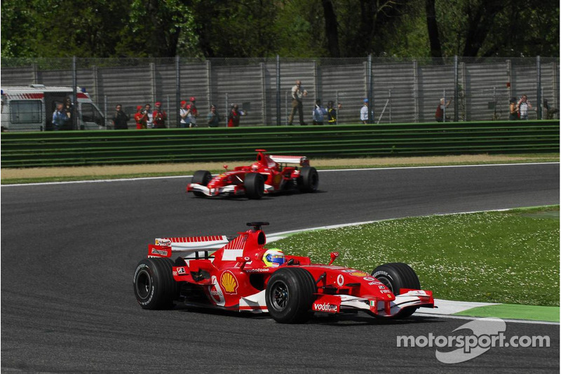 Felipe Massa devant Michael Schumacher