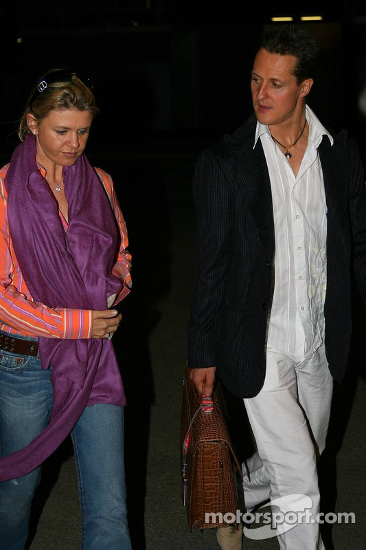 Michael Schumacher y su esposa Corina dejan el circuito