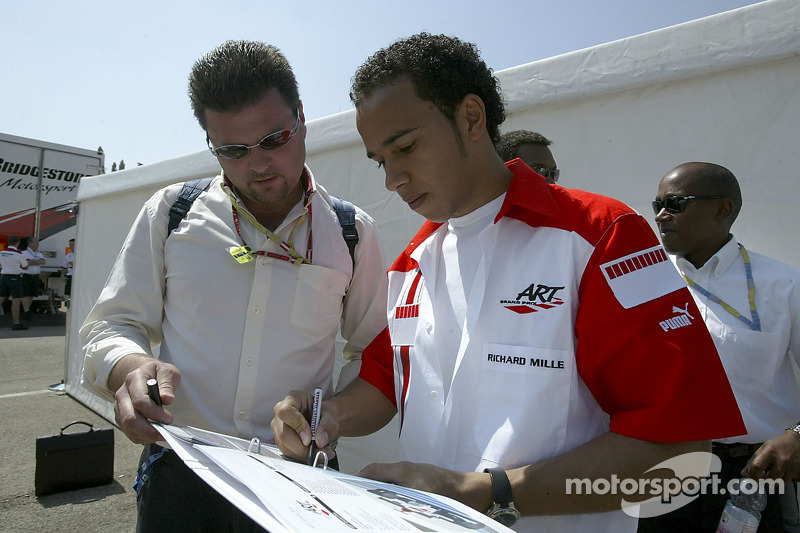 Lewis Hamilton signe des autographes