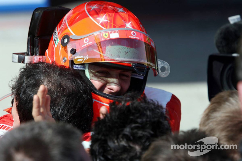 Yarış galibi Michael Schumacher kutlama yapıyor