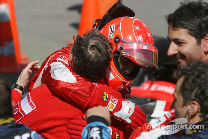 Yarış galibi Michael Schumacher kutlama yapıyor ve Jean Todt
