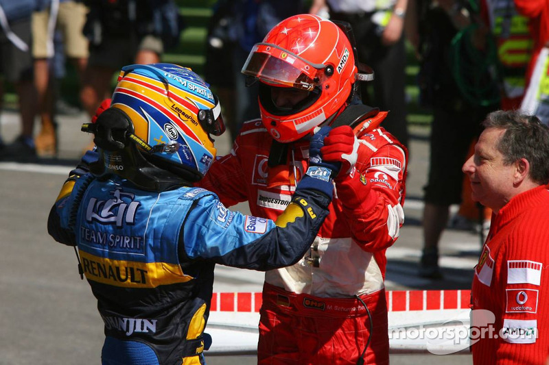 Yarış galibi Michael Schumacher kutlama yapıyor ve Fernando Alonso