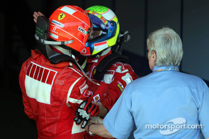 Michael Schumacher celebra la victoria con Felipe Massa