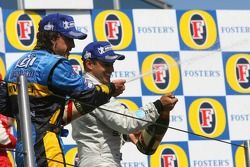 Podium: champagne voor Fernando Alonso en Juan Pablo Montoya