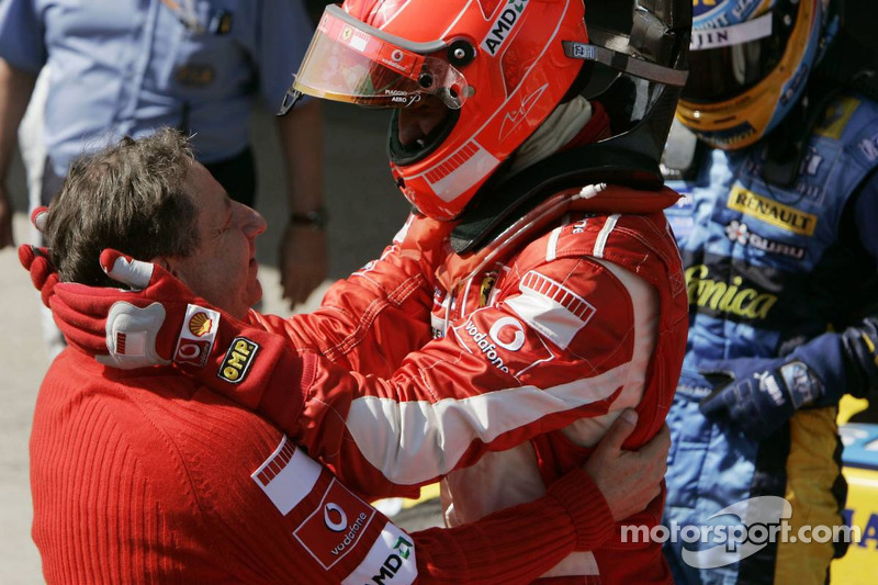 Yarış galibi Michael Schumacher kutlama yapıyor ve Jean Todt