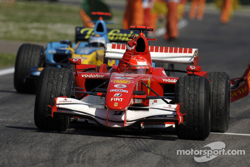 Yarış galibi Michael Schumacher kutlama yapıyor