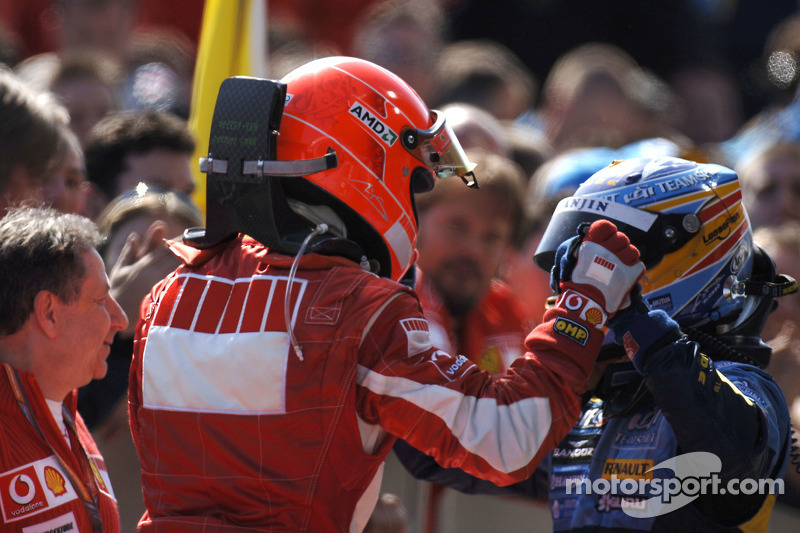 Le vainqueur Michael Schumacher avec Fernando Alonso