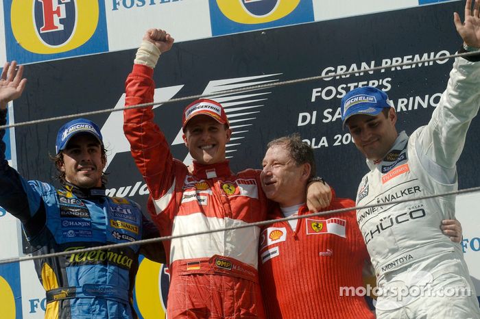 El ganador Michael Schumacher con Fernando Alonso, Juan Pablo Montoya y Jean Todt.