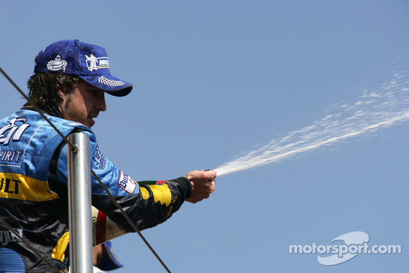 Podium : Fernando Alonso sabre le champagne