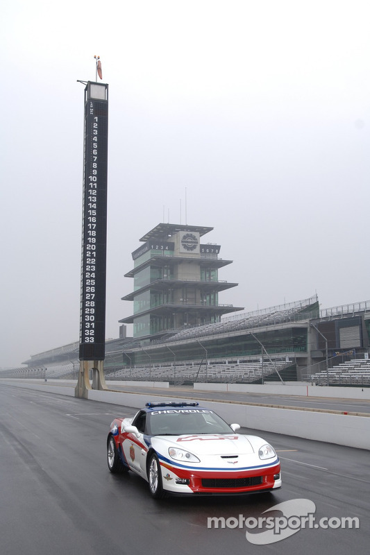 La voiture de chauffe Chevrolet Corvette Z06, doit être conduite par Lance Armstrong