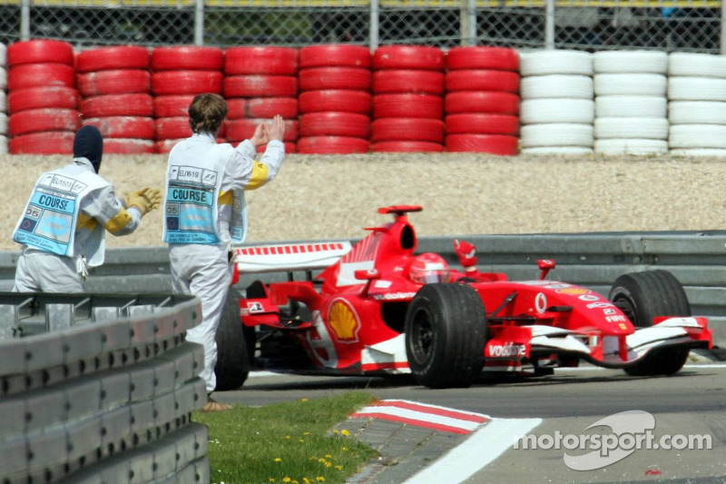 Yarış galibi Michael Schumacher kutlama yapıyor