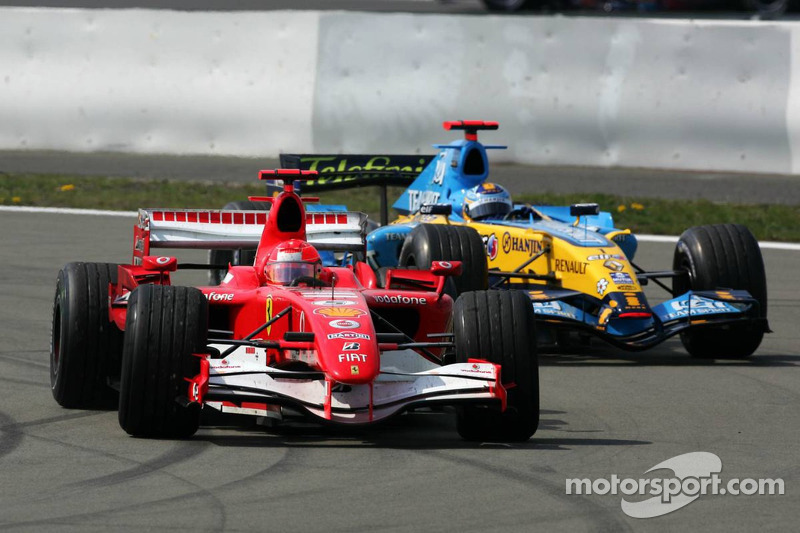 Yarış galibi Michael Schumacher kutlama yapıyor