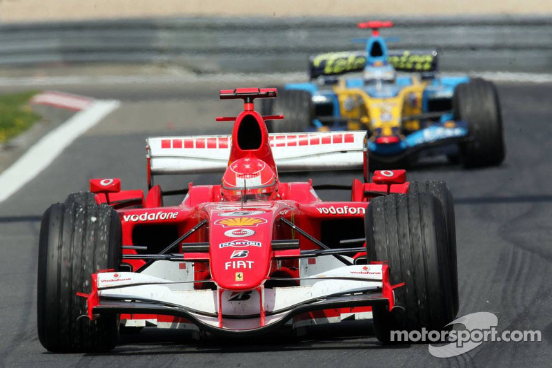 Yarış galibi Michael Schumacher kutlama yapıyor