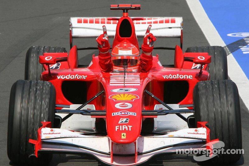 Yarış galibi Michael Schumacher kutlama yapıyor