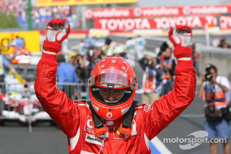 Yarış galibi Michael Schumacher kutlama yapıyor