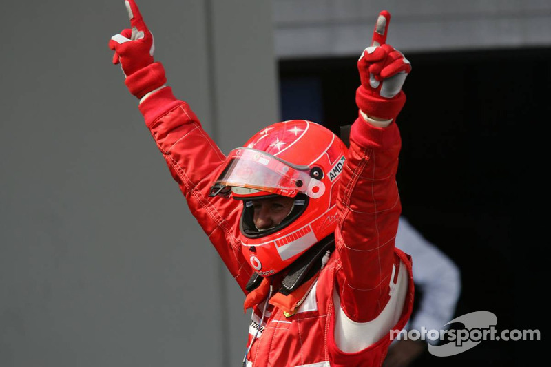 Yarış galibi Michael Schumacher kutlama yapıyor