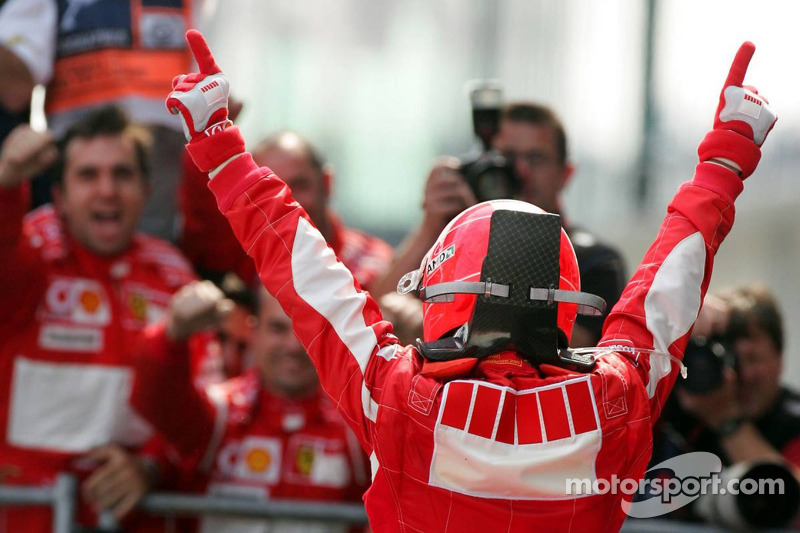 Yarış galibi Michael Schumacher kutlama yapıyor