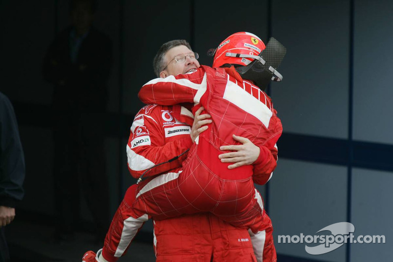 Yarış galibi Michael Schumacher kutlama yapıyor ve Ross Brawn