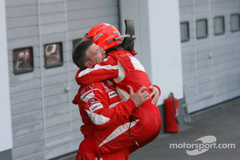 Yarış galibi Michael Schumacher kutlama yapıyor ve Ross Brawn