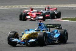 Fernando Alonso devant Felipe Massa