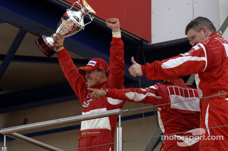 Podium: le vainqueur Michael Schumacher, Felipe Massa et Ross Brawn