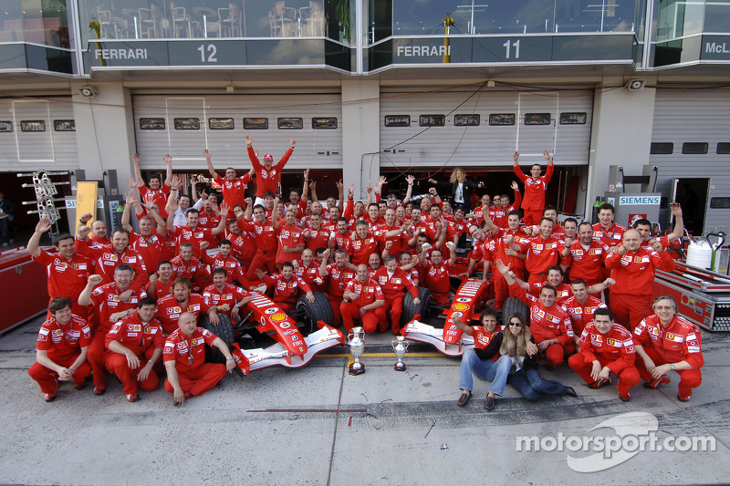Yarış galibi Michael Schumacher takımı ile kutlama yapıyor