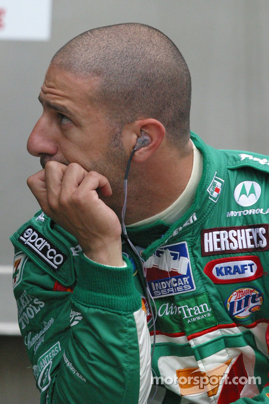 Tony Kanaan regarde les temps au tour