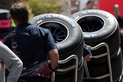Сотрудник Scuderia Toro Rosso с шинами Michelin
