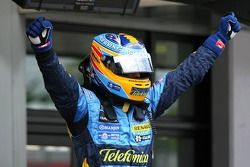 El ganador de la pole, Fernando Alonso celebra